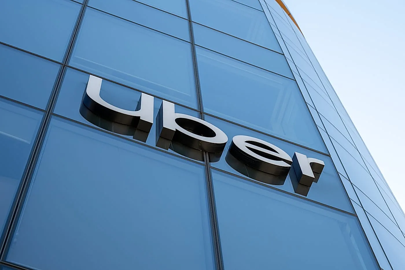 Uber пустил за руль бывших преступников: расследование NYT