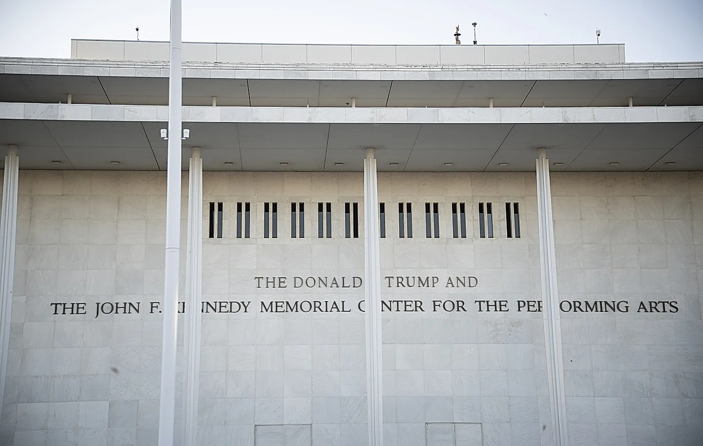 Скандал в Kennedy Center: артисты массово отменяют концерты из-за имени Трампа