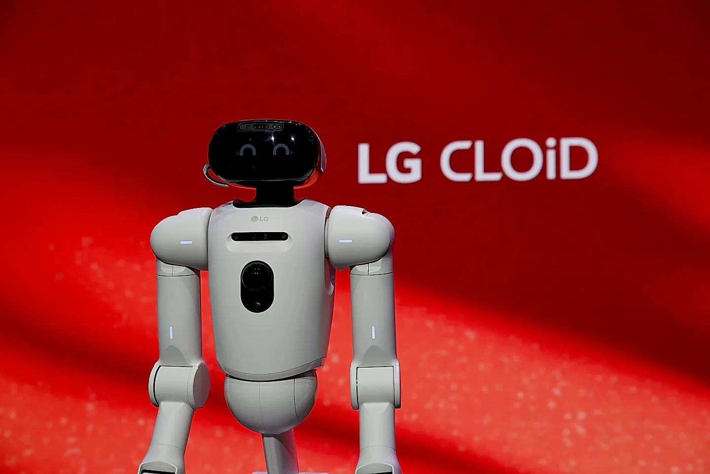Робот LG CLOiD на CES 2026: медленно, но с заботой о стирке