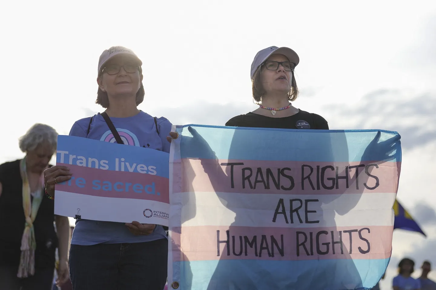 Суд снял блокировку финансирования Трампа для миротворцев искусства