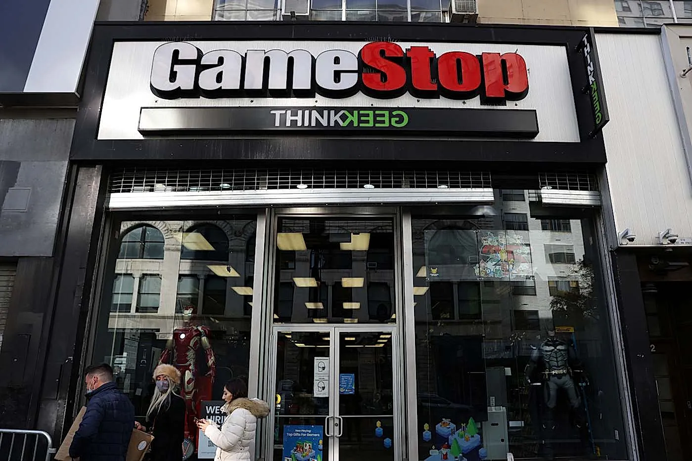 GameStop закрывает более 400 магазинов по США