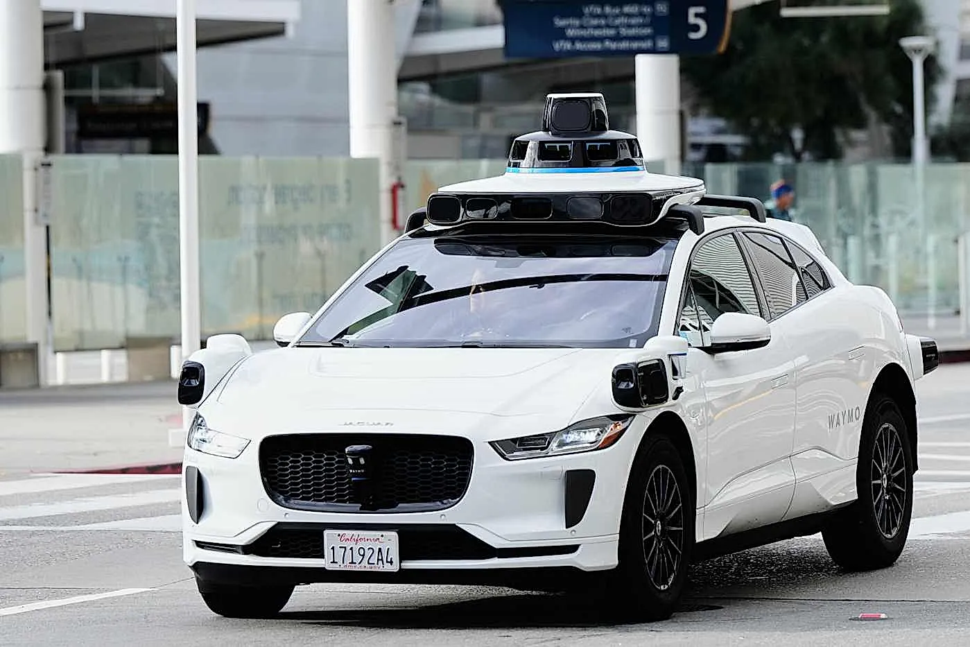 Роботакси хотят захватить Нью-Йорк: что задумала Waymo?