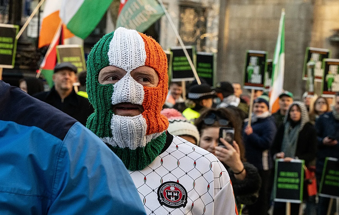 Фанаты Kneecap снова у суда: дело Мо Чары не дает покоя британской Фемиде