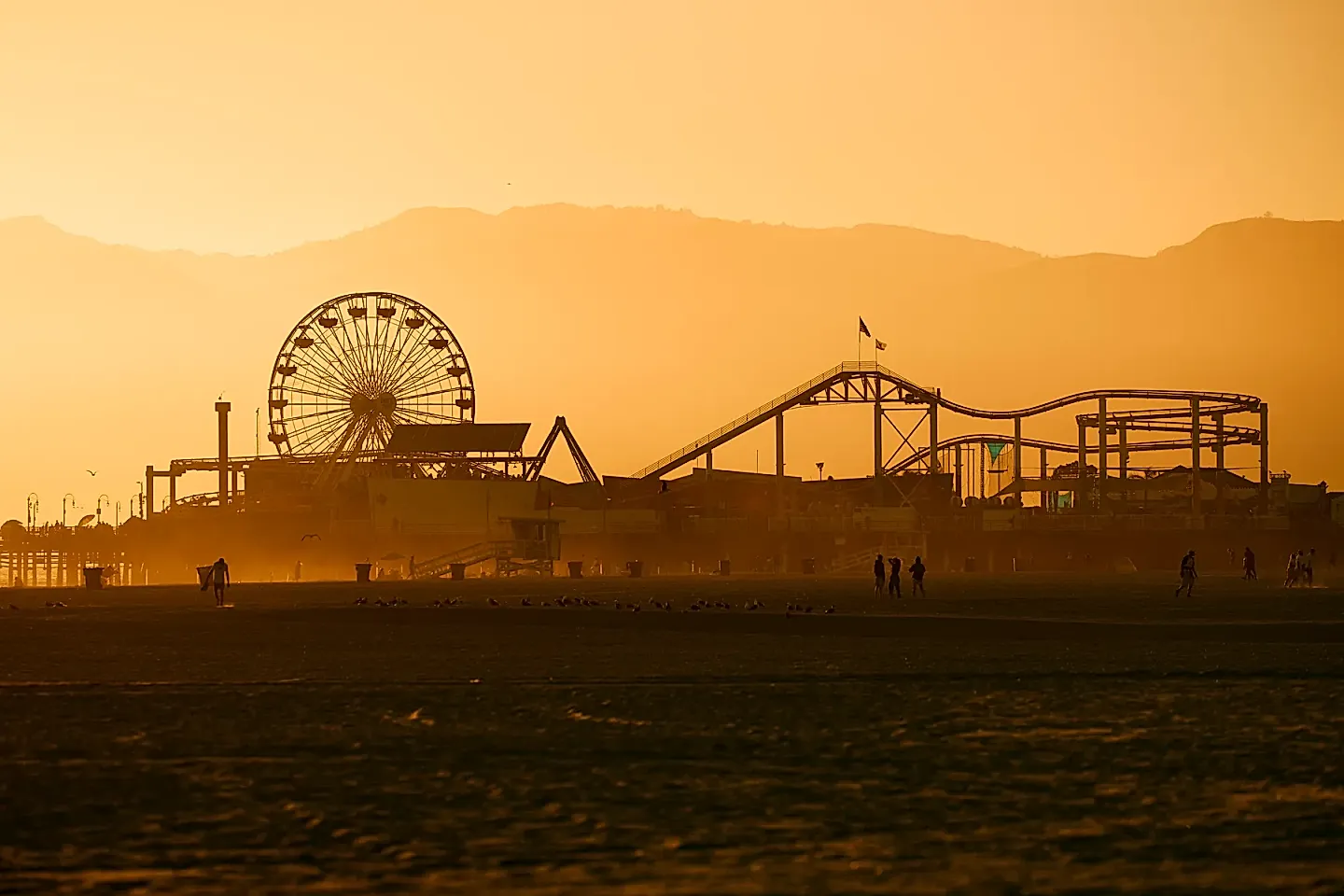 Coachella выходит к океану: Марк Кьюбан и Эмо-вечеринки в Санта-Монике