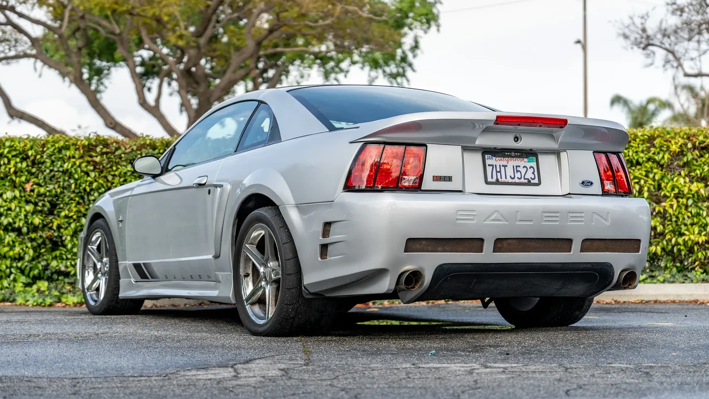 Ford Mustang Saleen S281 2000 года — мечта для любителей скорости и поворотов