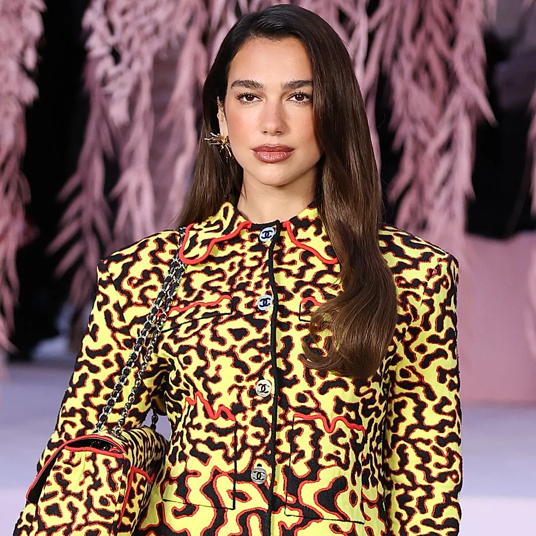 Дуа Липа выбрала огненный образ на показе Chanel haute couture
