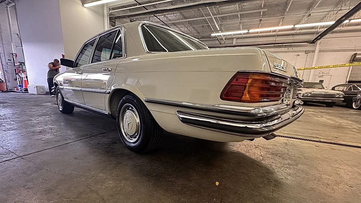 Мерседес, застывший во времени