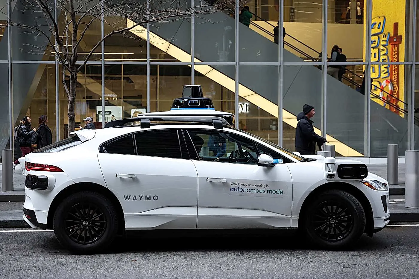 Роботакси Waymo сбило ребёнка у школы