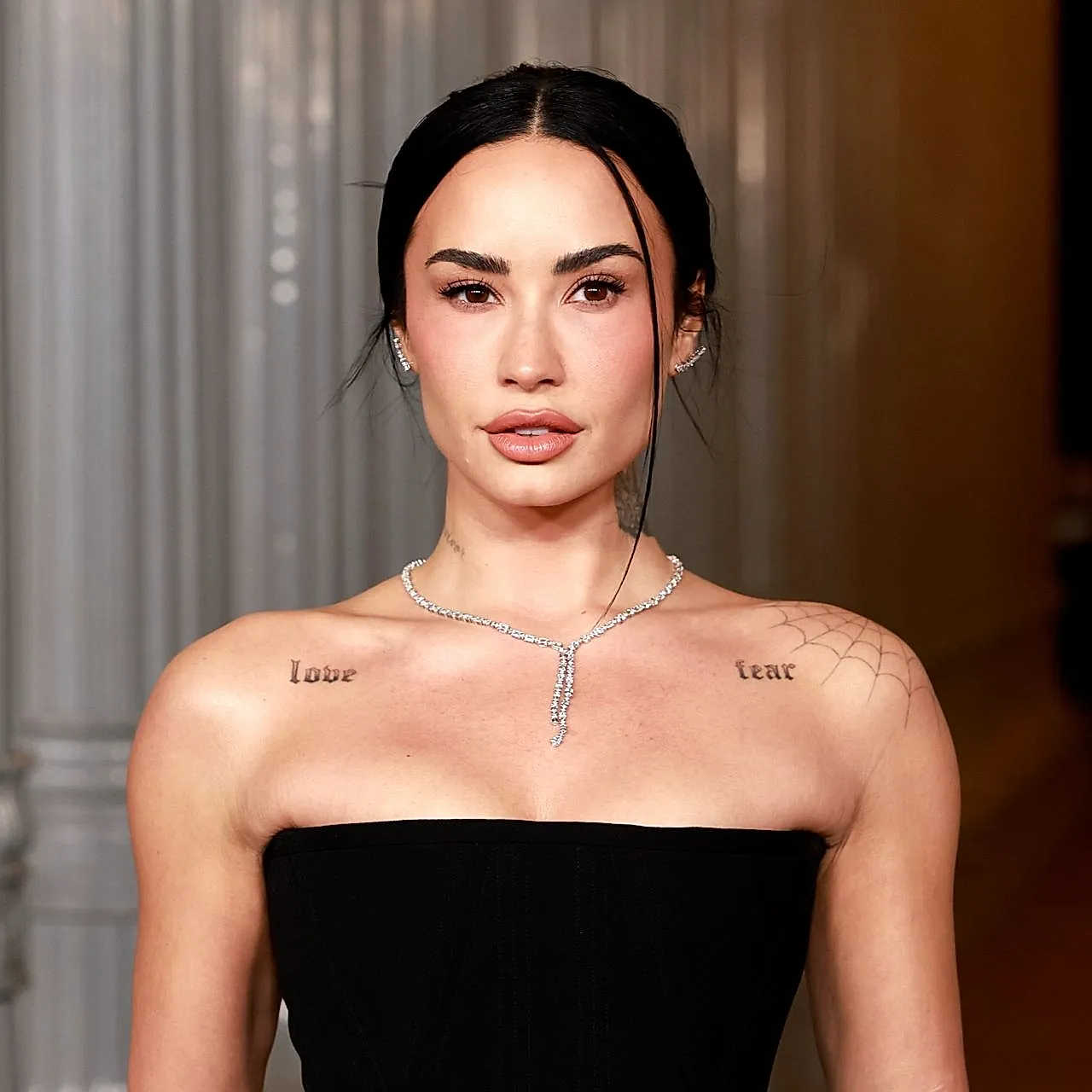 Контурный маникюр Дэми Ловато