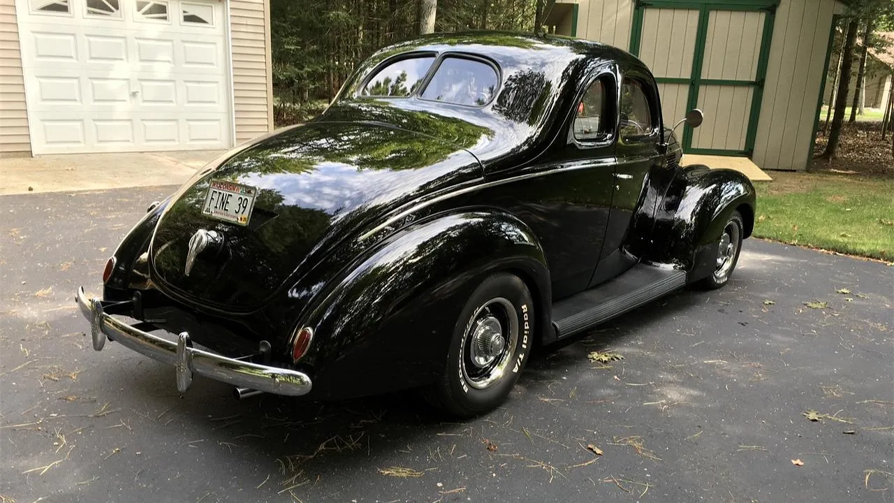 Исторический Ford 1939 года: в стране автомобилей и абсурда