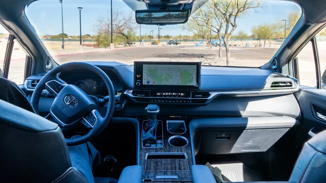 Обзор Toyota Sienna Platinum 2025 — уют и самоотверженность вредит!