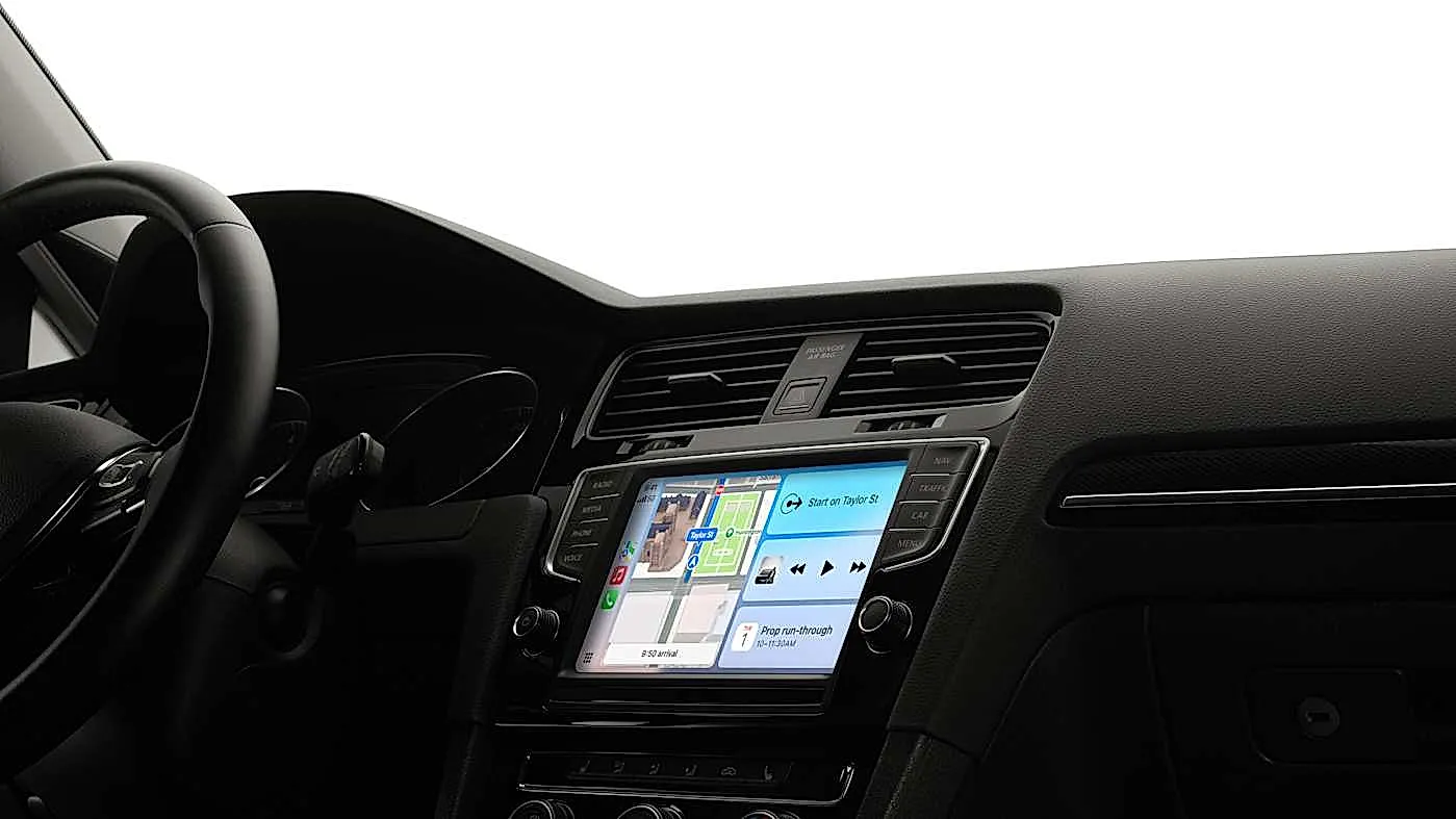 Tesla тянет с CarPlay