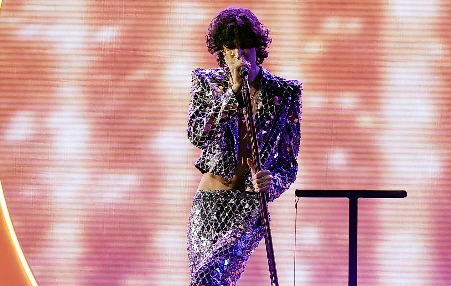 Sombr выходит на сцену BRITS 2026