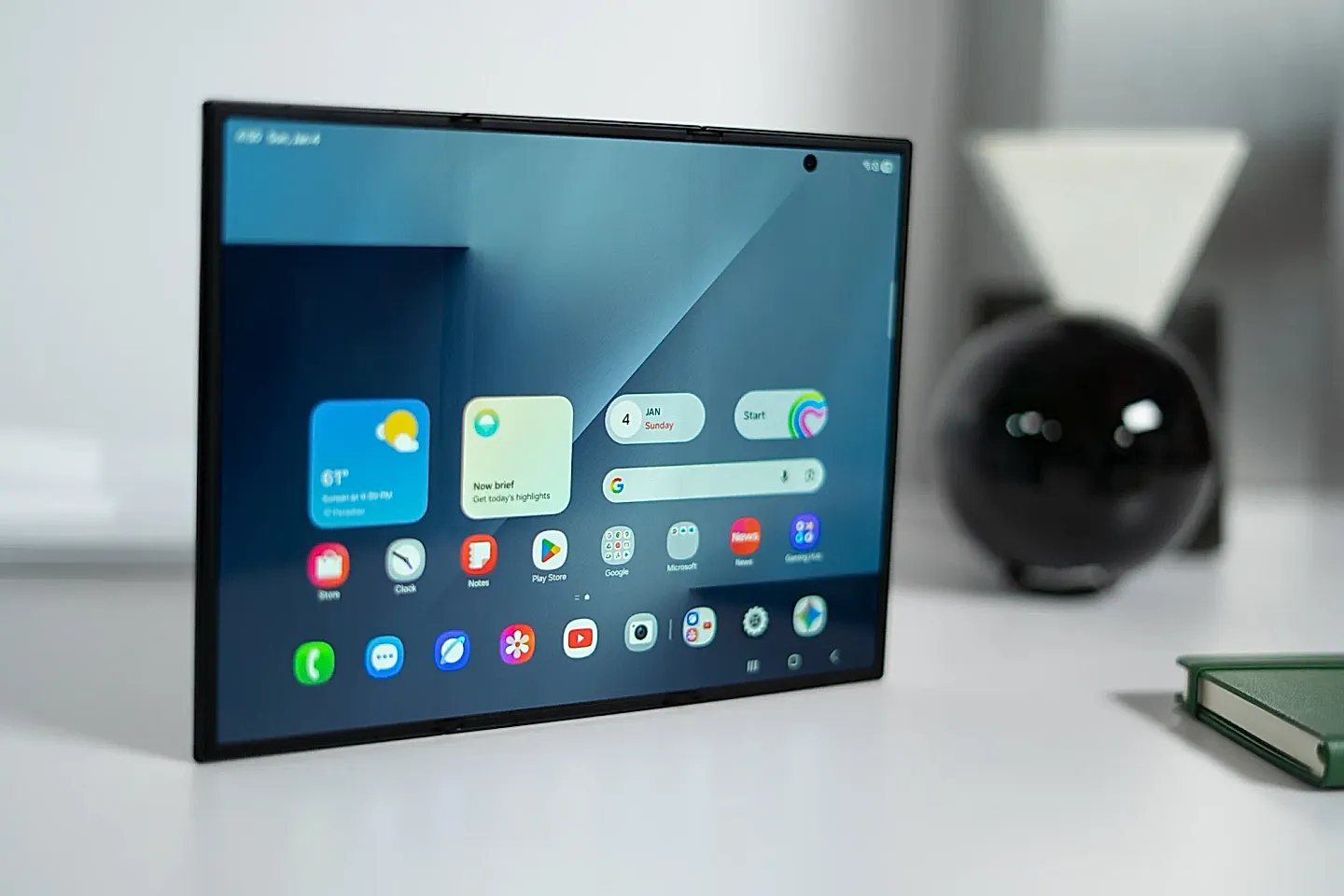 Samsung снова распродала складной гигант