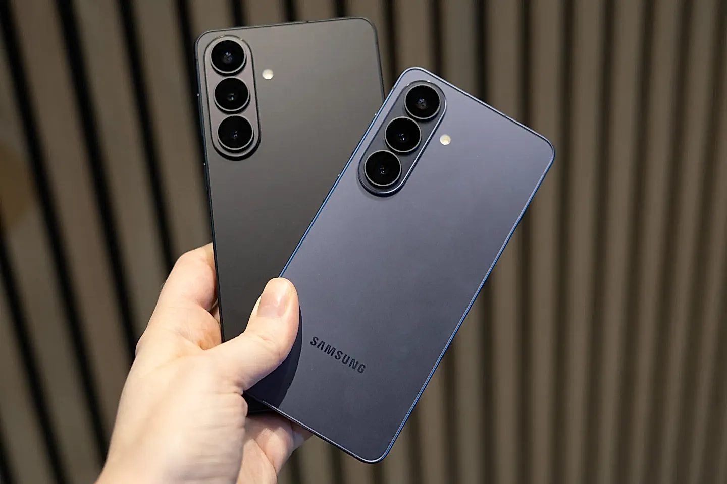 Сравнение Samsung Galaxy S26 и S25