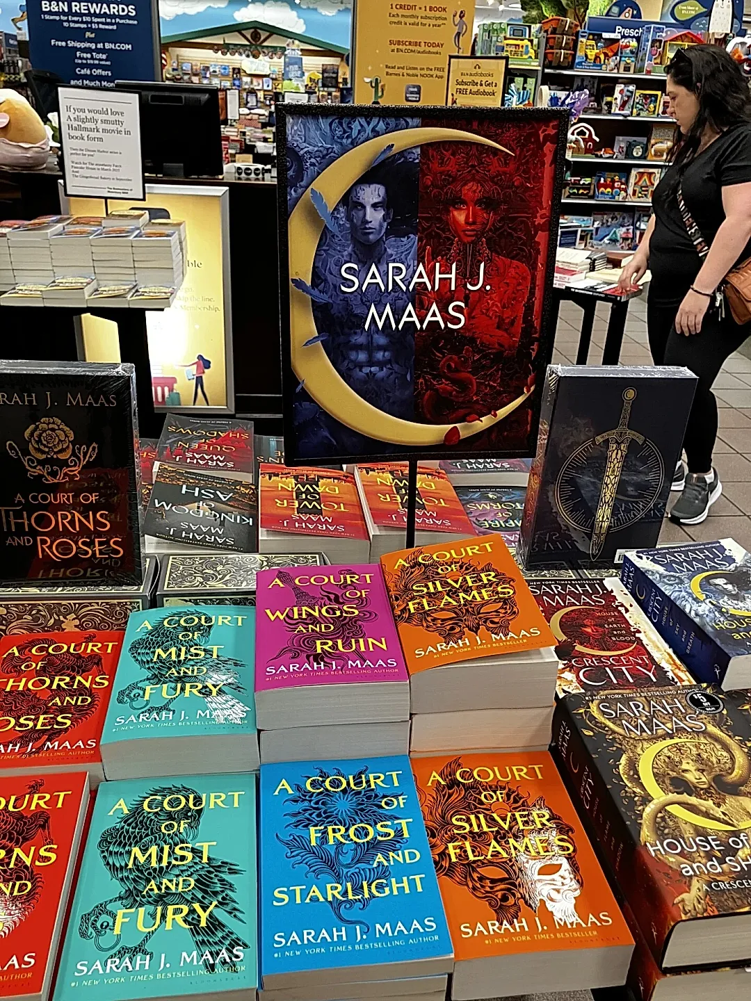 Два новых тома ACOTAR от Sarah J. Maas