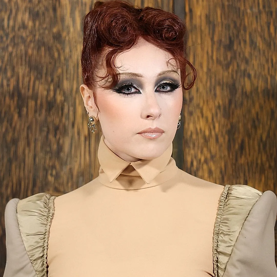 Chappell Roan меняет образ на показе Mugler