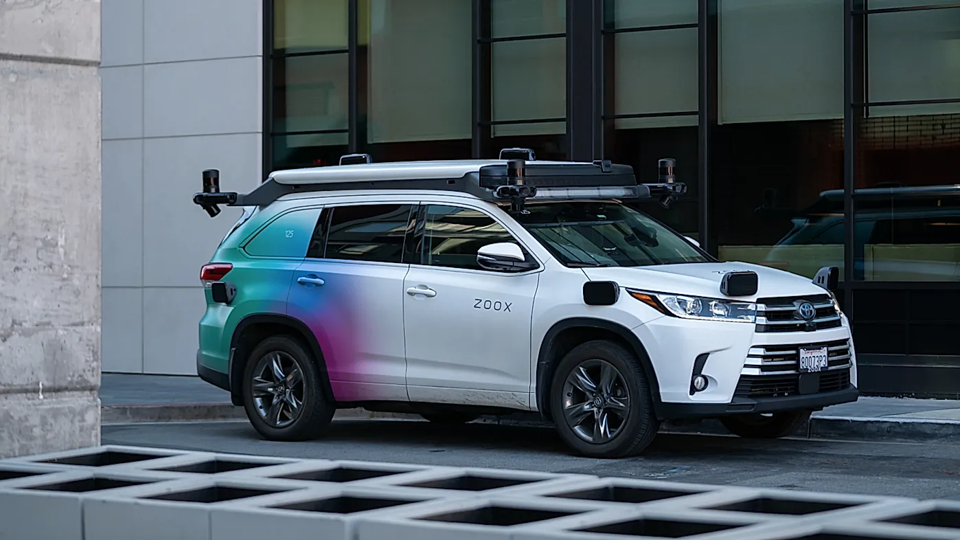 Роботакси Amazon идут в жару и пыль