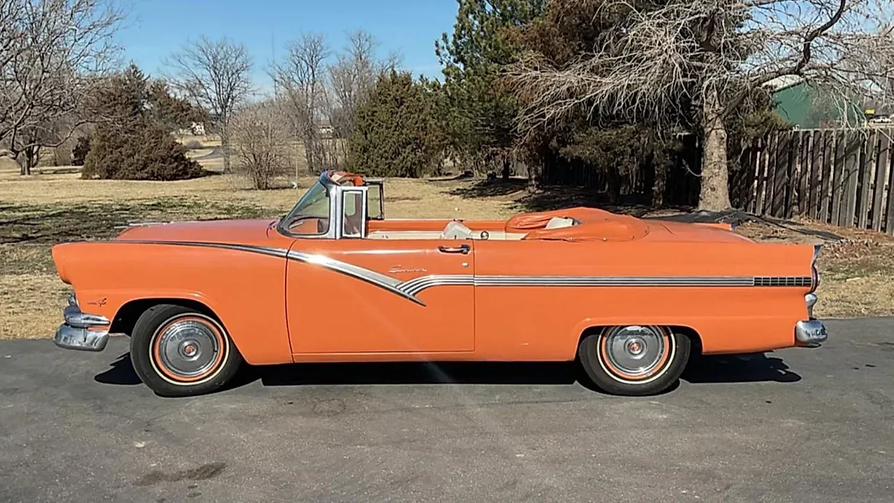 Выживший кабриолет Ford 1956