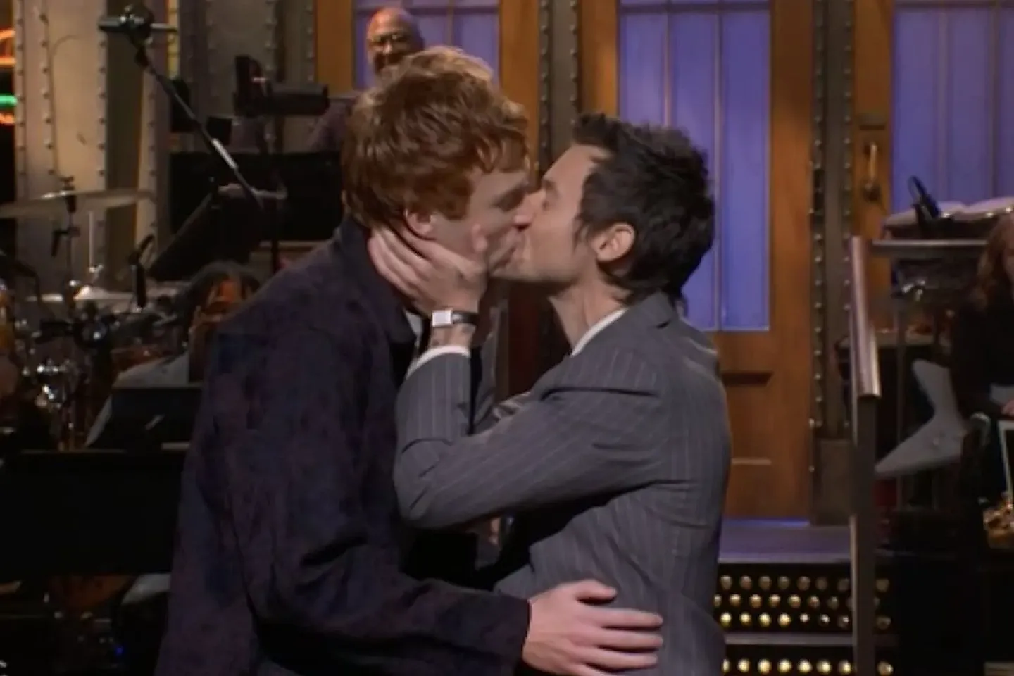 Гарри Стайлс на SNL: поцелуй и троллинг