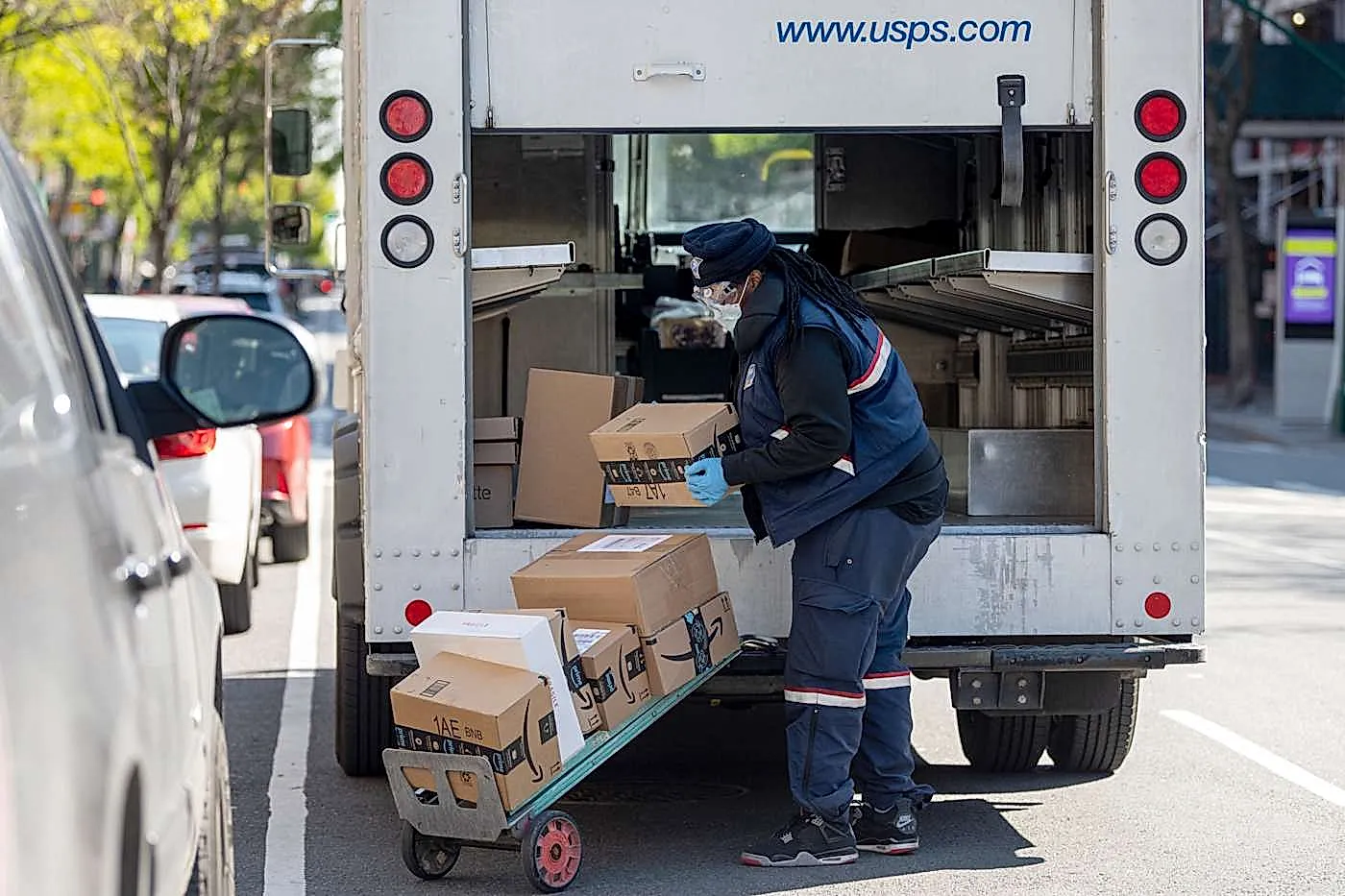 Amazon режет USPS