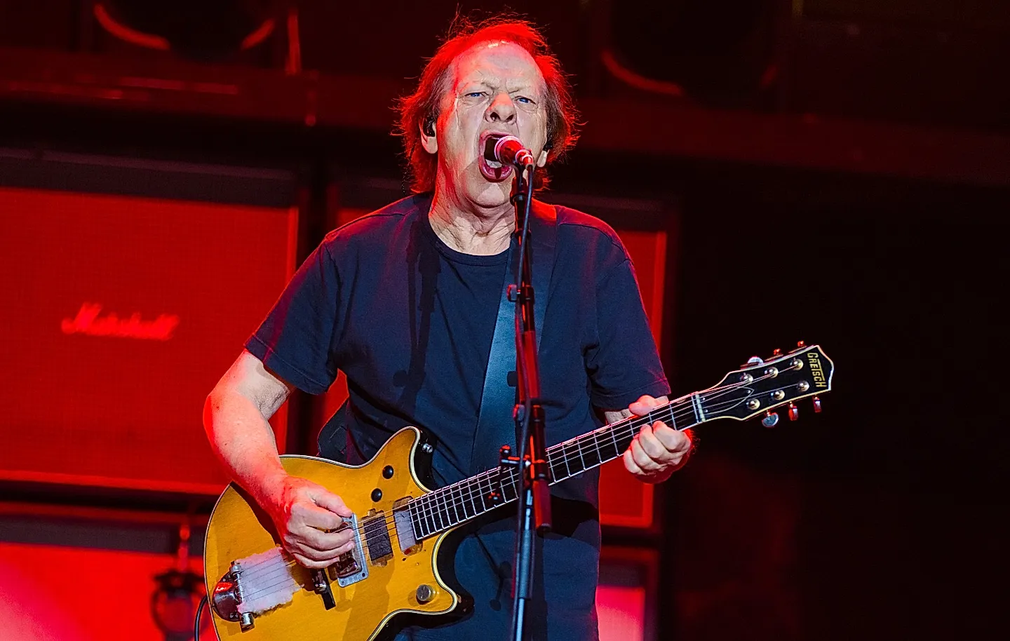Гитарист AC/DC в больнице