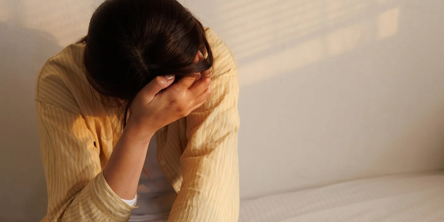 Импульсивность и стойкость: как детская травма формирует способности молодежи справляться с депрессией