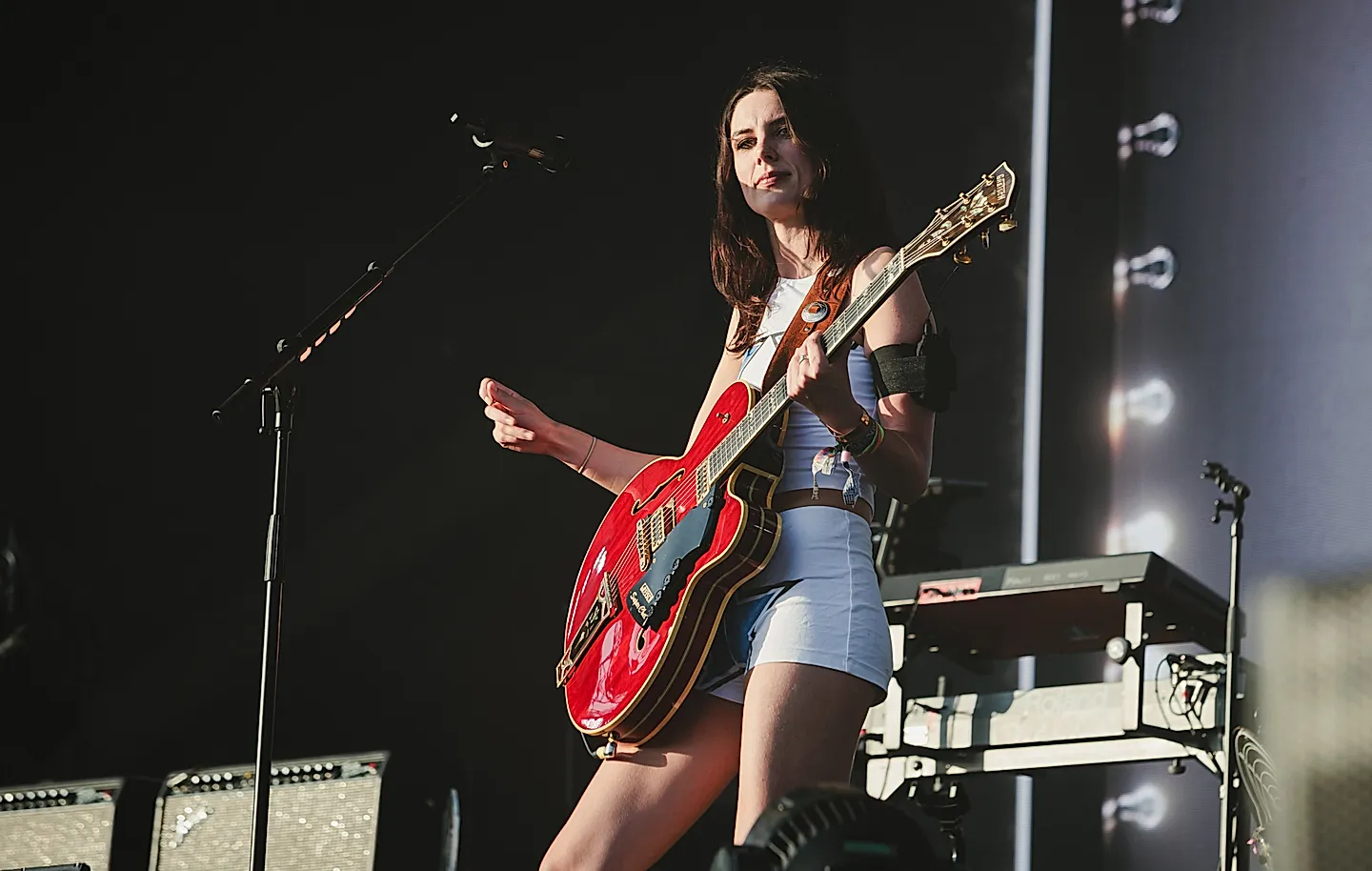 Wolf Alice на британском SNL: шум, рок и картофельные камни