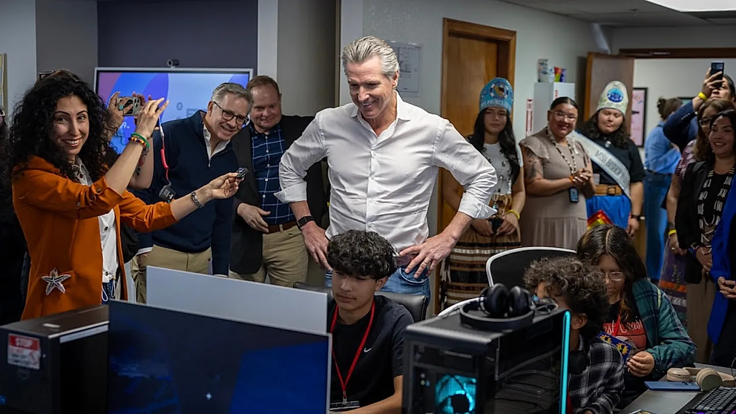 Калифорния включает сеть для племён