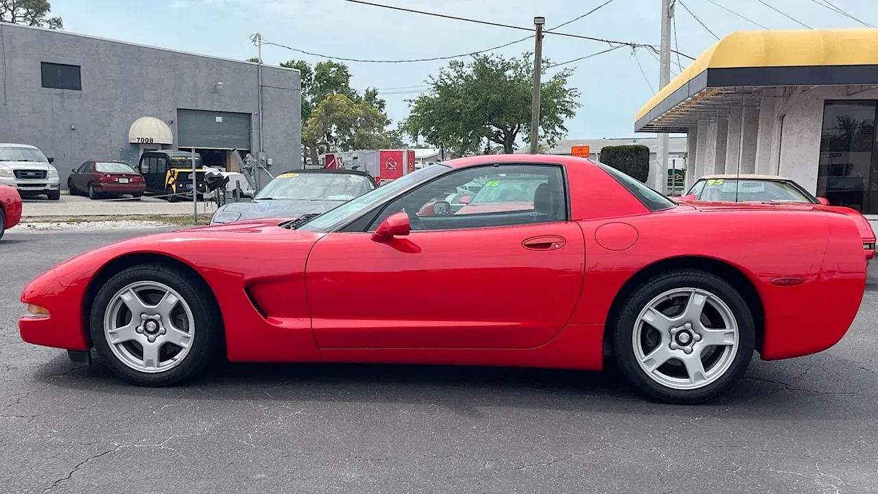 Красный горошек на дорожках: Chevrolet Corvette 1999 года с пробегом