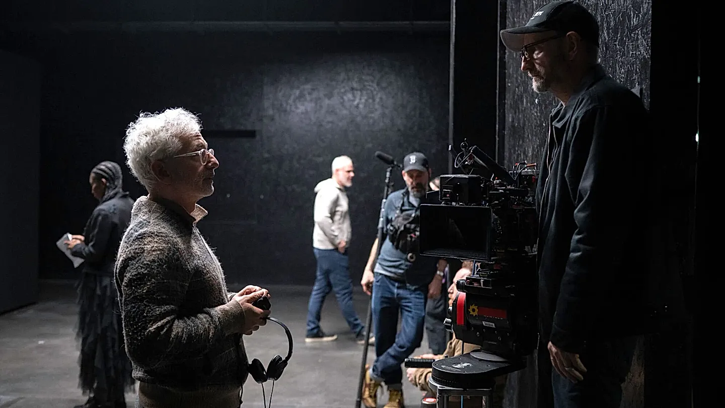 Двое в комнате и куча вопросов