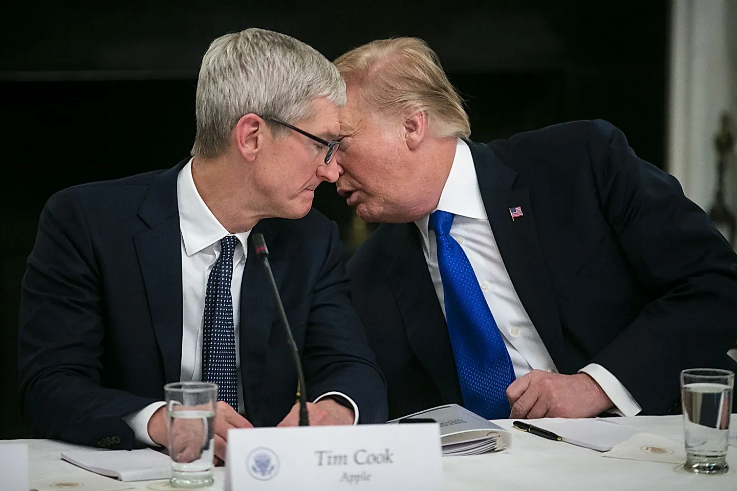 Тим Кук остаётся «шептуном» Трампа для Apple