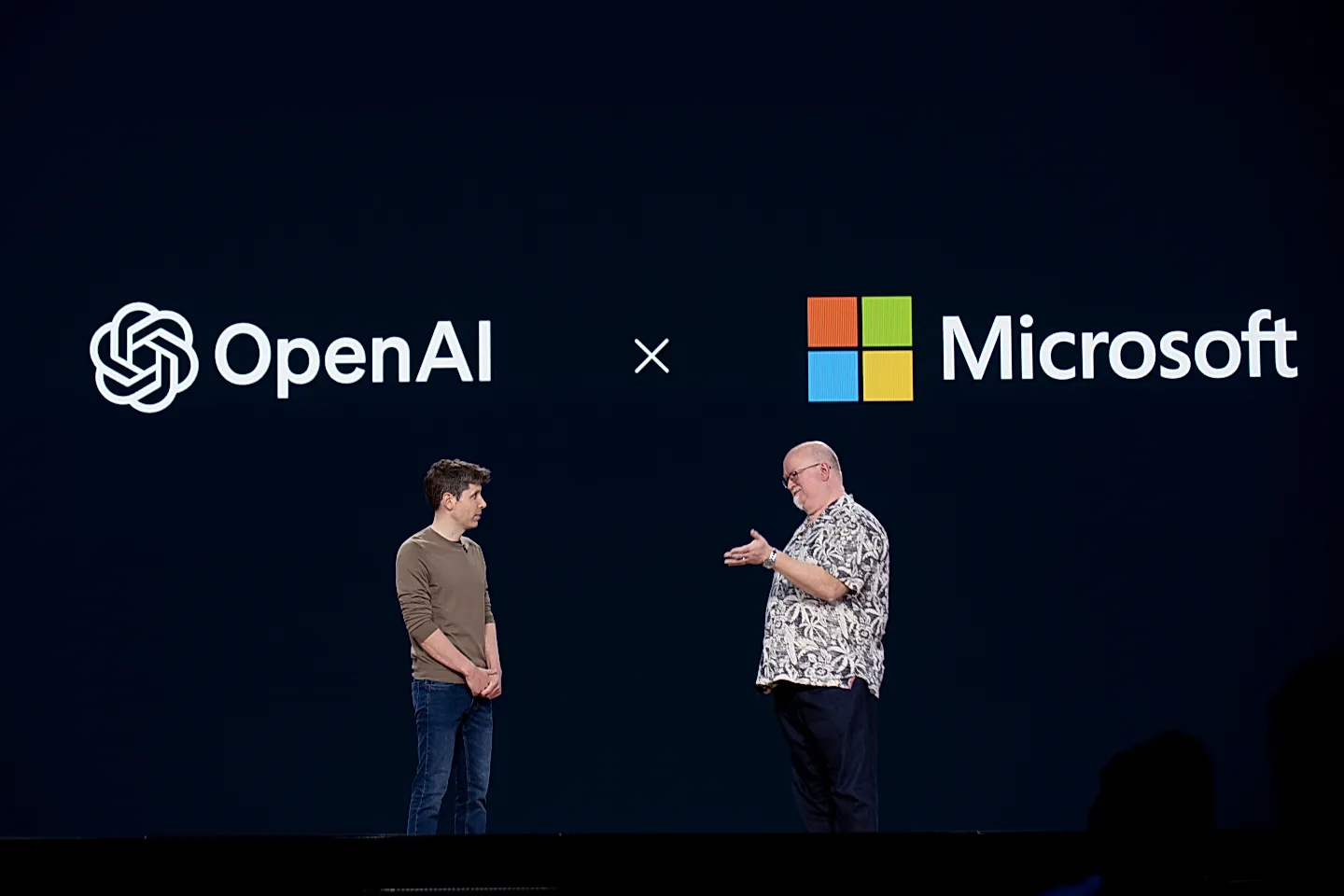 Microsoft боялась OpenAI и Amazon