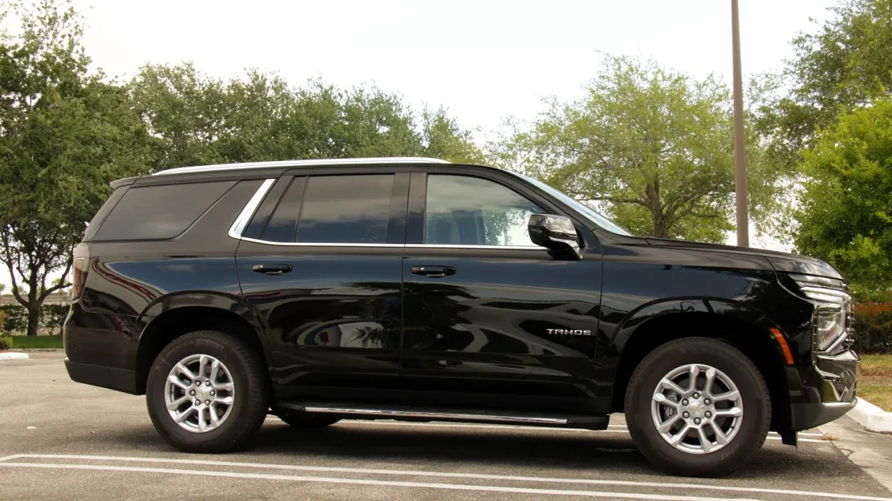 Черный рыцарь на колесах: Обзор Chevrolet Tahoe LT 2025