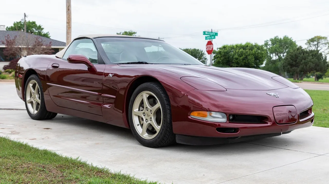 Золотая мечта: кабриолет Chevrolet Corvette 2003 года