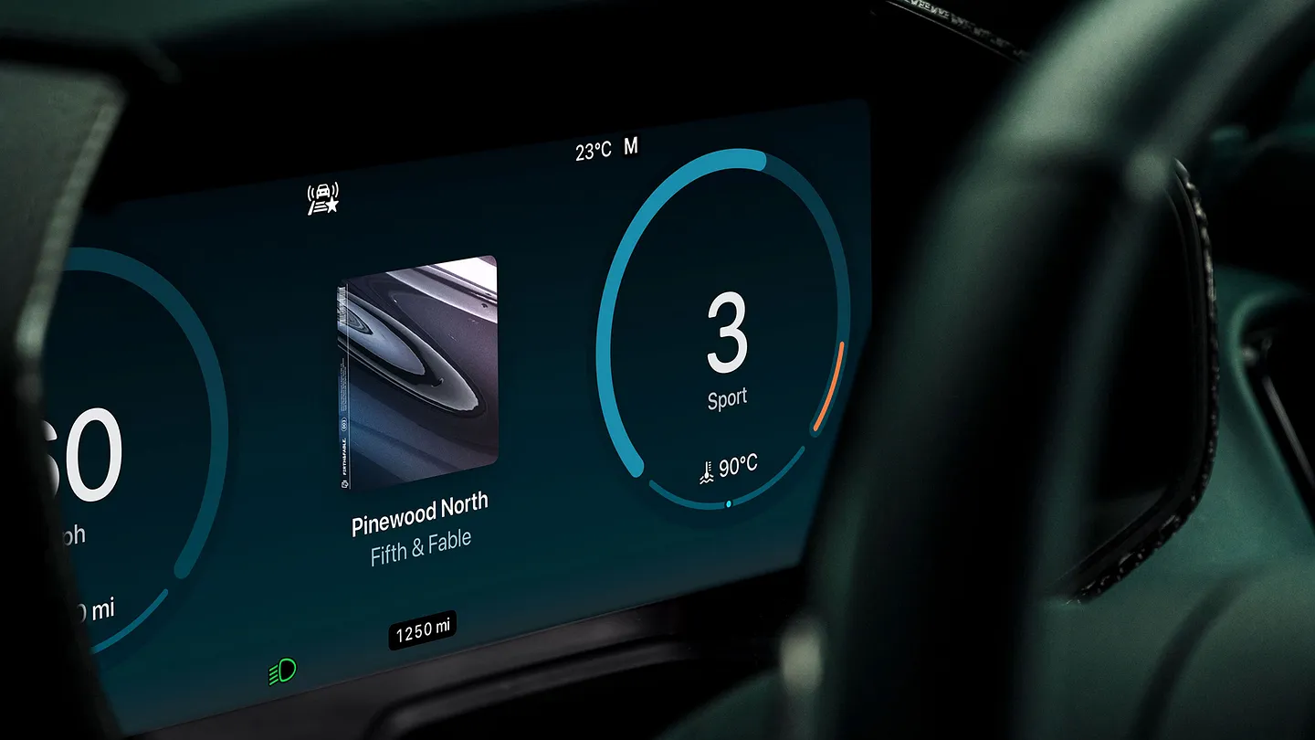 Aston Martin и Apple CarPlay Ultra: технология или выходка?