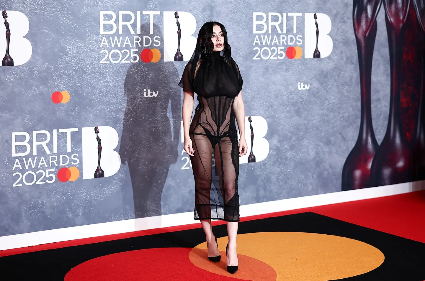 Charli XCX: Открытое платье на грани риска и сосков на BRIT Awards 2025