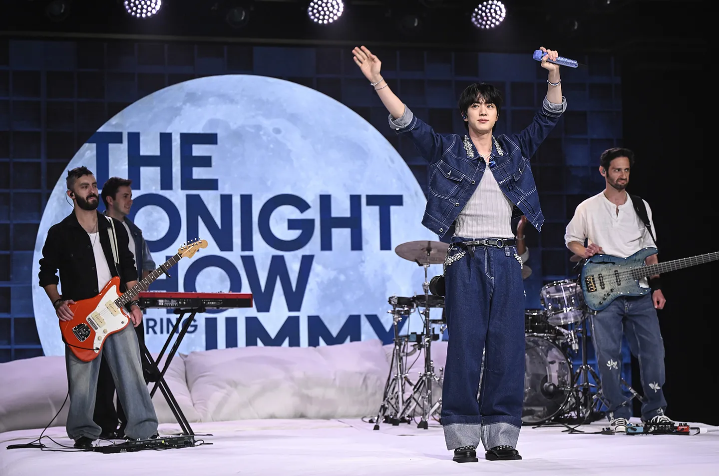 Джин из BTS делает «Tonight Show» гигантским ложем для любви!