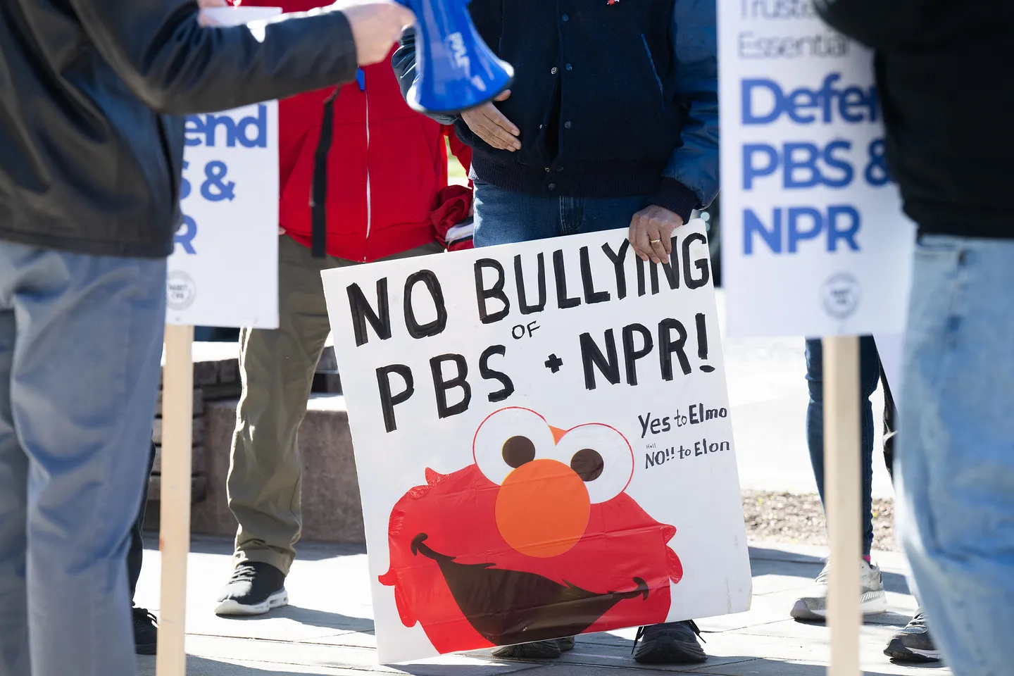 Трамп и веселье с финансированием NPR: Суд, монстры и реклама