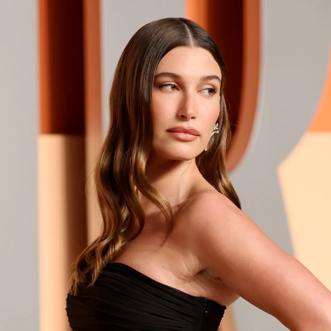 Хейли Бибер и Старая Школа: Винтажные Грёзы на Вечеринке 'Vanity Fair' после Оскаров 2025