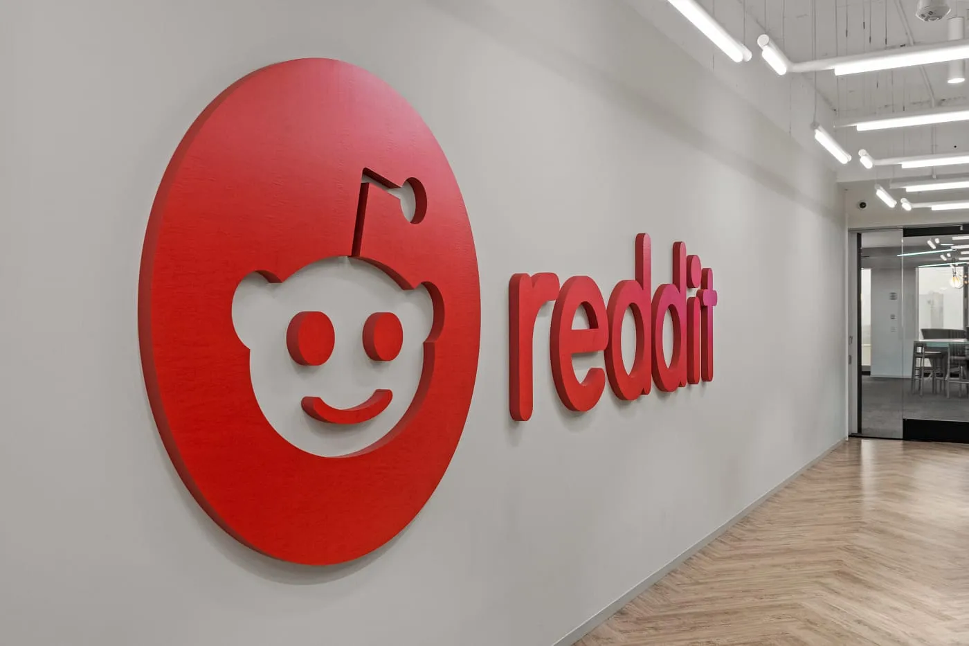 Reddit идет в атаку на Anthropic: война за данные