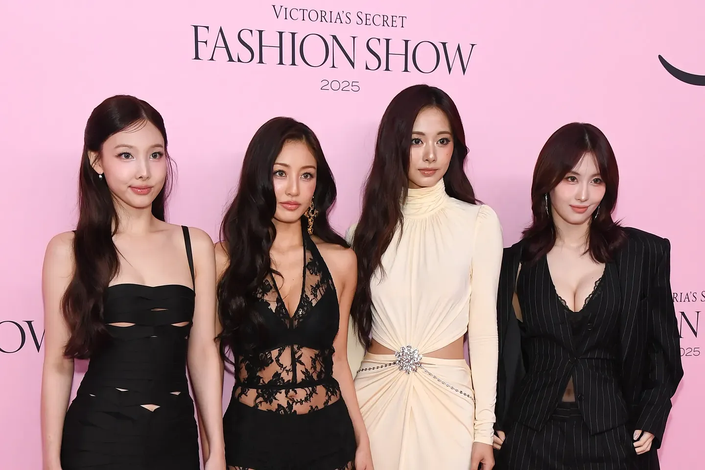 TWICE ошеломили Victoria’s Secret Fashion Show