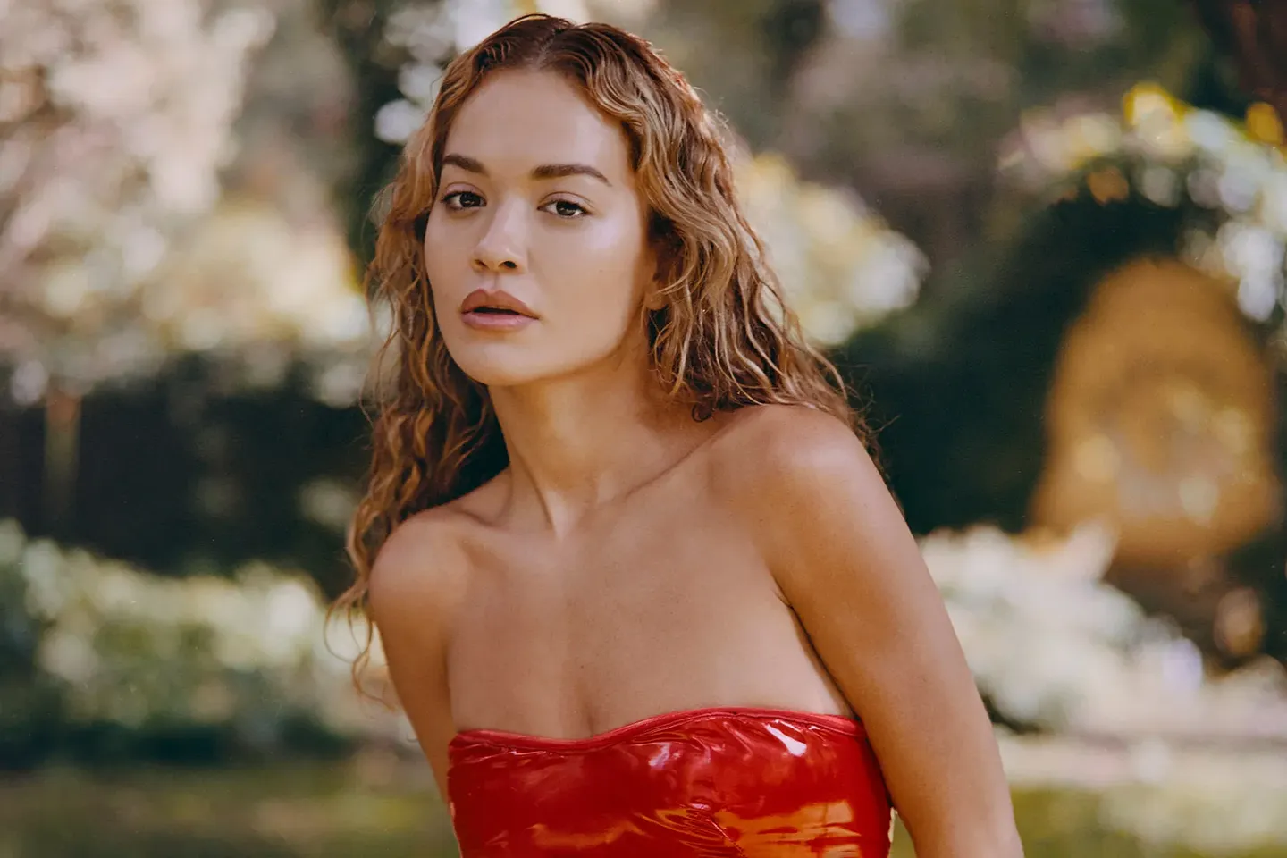 Рита Ора подписала контракт с UTA — музыкальный рынок снова вибрирует