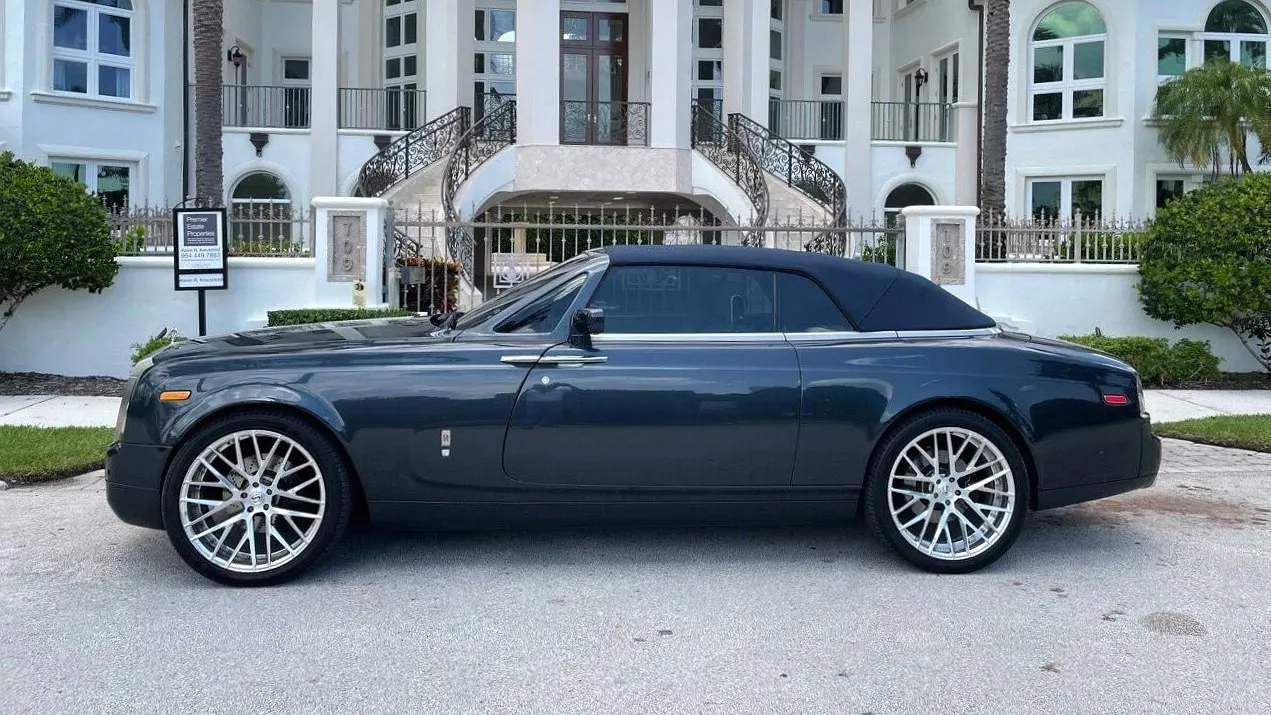 Раскошный отдых на колесах: Rolls-Royce Phantom Drophead Coupe 2009