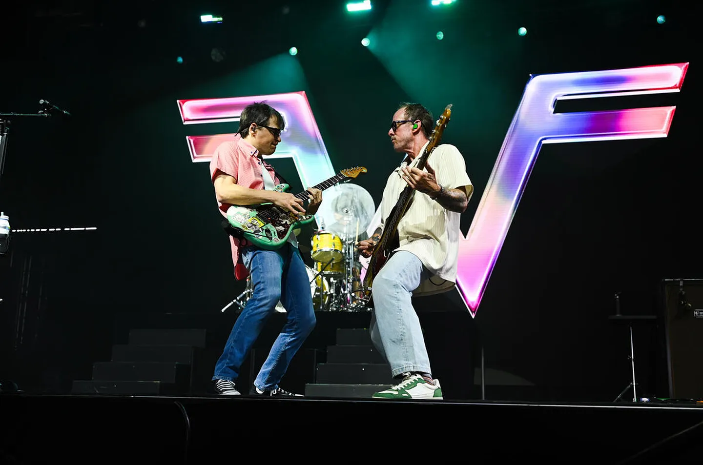 Кино от Weezer: Риверс Куомо мчится в мир шуток и стрельбы!
